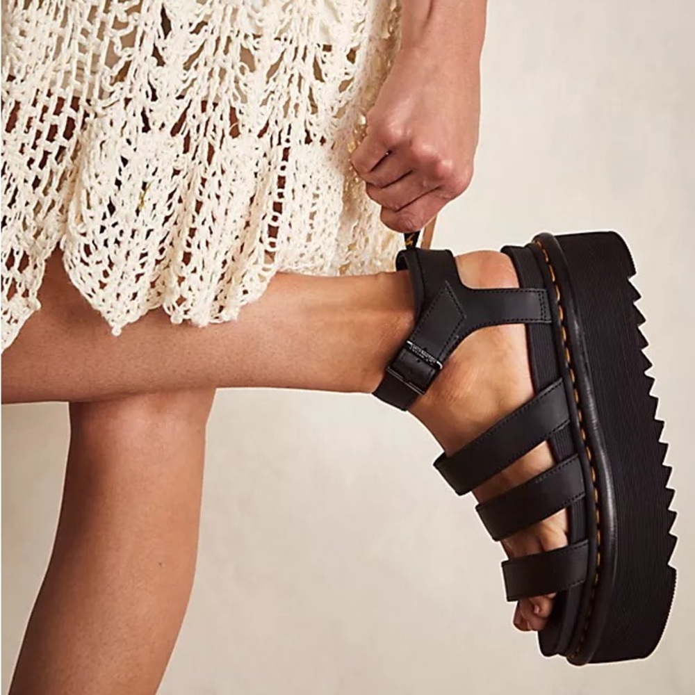 NWT. DR. MARTENS BLAIRE HYDRO LEATHER PLATFORM STRAP SANDALS